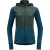 Devold Herøy Hybrid Merino Damesjas - 422 Flood/Woods -Winkel Voor Buitensportartikelen devold heroy women hybrid merino jacket 422 flood woods 1 1325698
